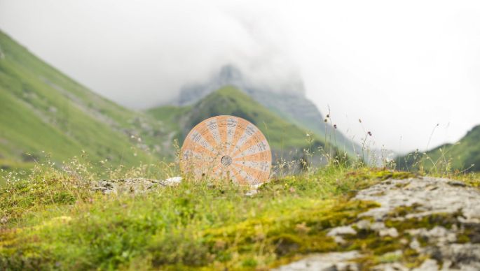 Almlandschaft mit einem Walserstolz Käselaib 