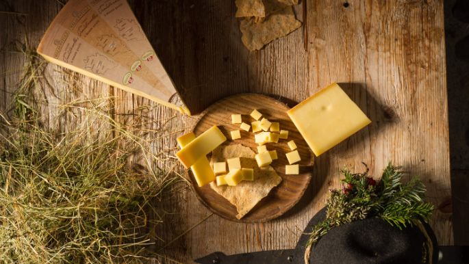 Walserstolz Käse und ein Hut